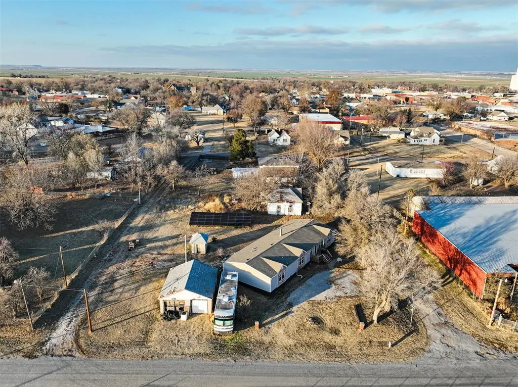 Photo 3 — 425 Caddo Place, Geary, OK 73040