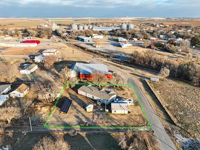 Photo 4 — 425 Caddo Place, Geary, OK 73040