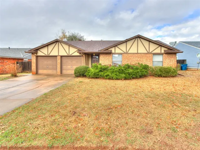 Front exterior — 2109 Castle Rock, Edmond, OK 73003