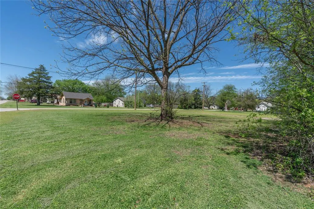 Photo 3 — 410 W Comanche Street, Lindsay, OK 73052