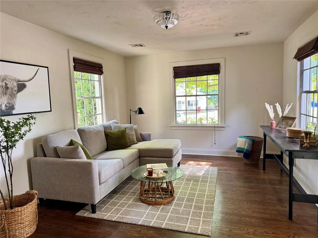 Photo 5 — 415 N Broad Street, Guthrie, OK 73044