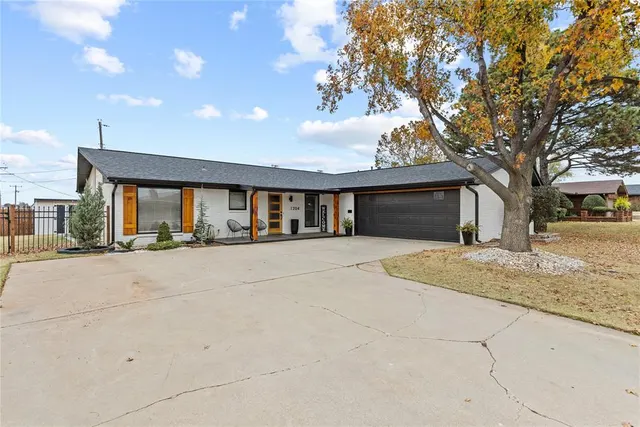 Front exterior — 1204 Camelot Drive, Clinton, OK 73601
