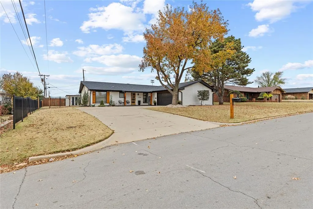 Photo 2 — 1204 Camelot Drive, Clinton, OK 73601