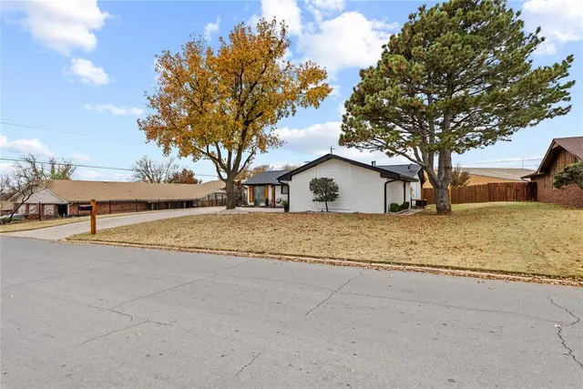 Photo 3 — 1204 Camelot Drive, Clinton, OK 73601