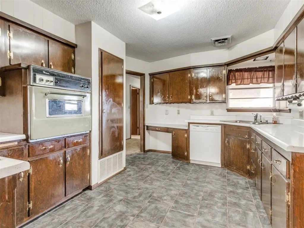 Photo 9 — 605 NE 3rd Street, Luther, OK 73054