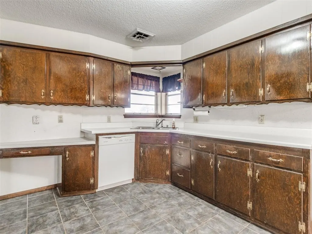 Photo 10 — 605 NE 3rd Street, Luther, OK 73054