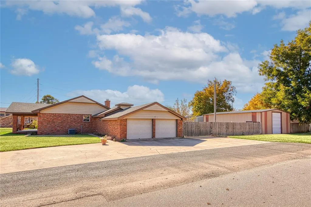 Photo 2 — 519 N Peace Avenue, Elk City, OK 73644