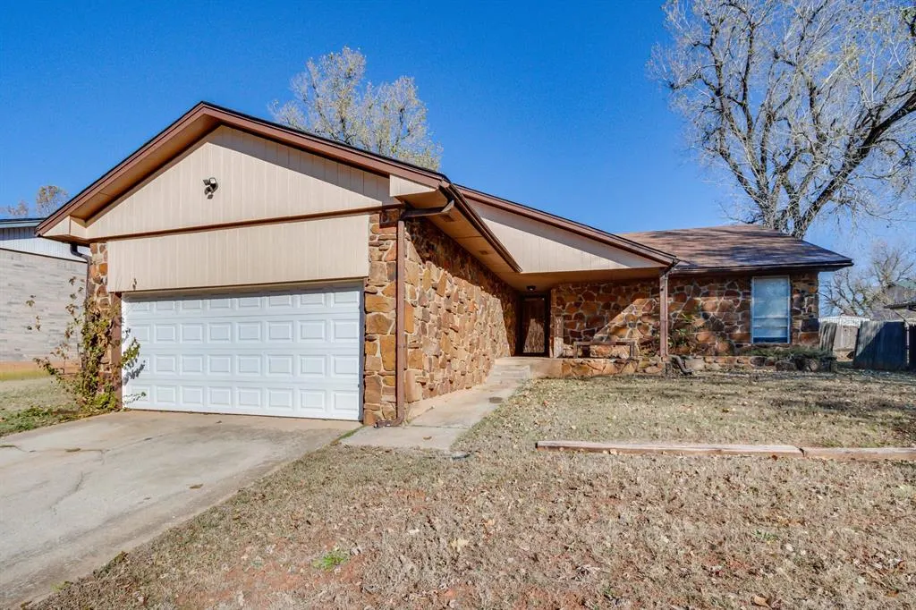 Photo 2 — 11817 Hollyrock Drive, Yukon, OK 73099