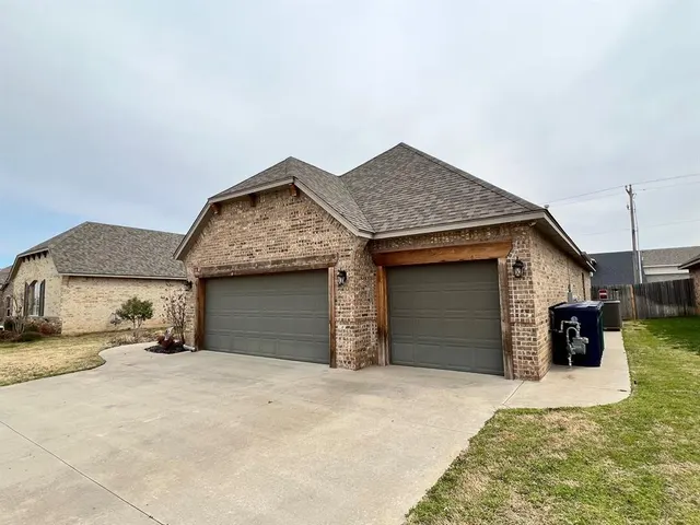 Photo 2 — 6516 Bentley Drive, Oklahoma City, OK 73169