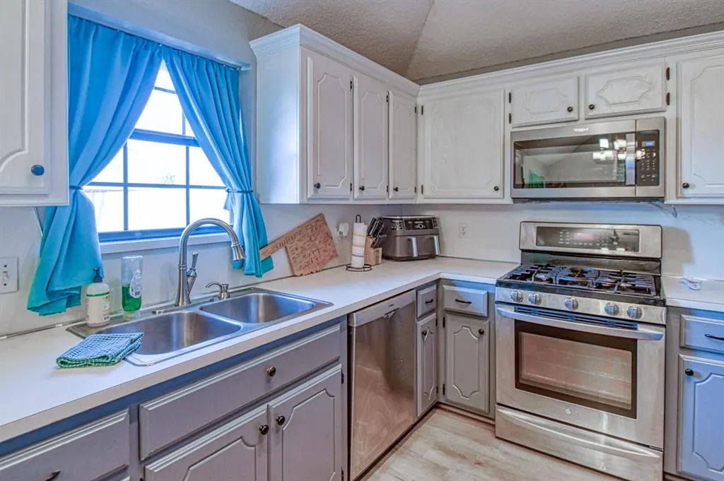 Photo 12 — 9401 Maybrook Drive, Oklahoma City, OK 73159