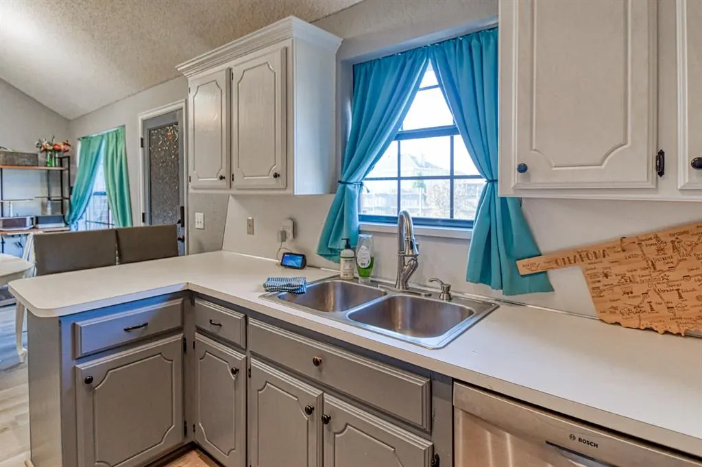 Photo 14 — 9401 Maybrook Drive, Oklahoma City, OK 73159