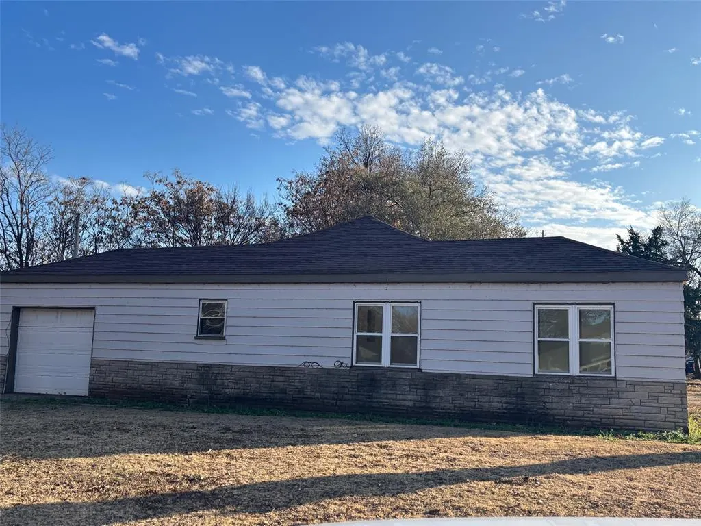 Photo 2 — 302 S Elk Avenue, Elk City, OK 73644