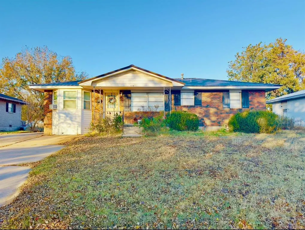 Front exterior — 305 Gary Street, Mangum, OK 73554