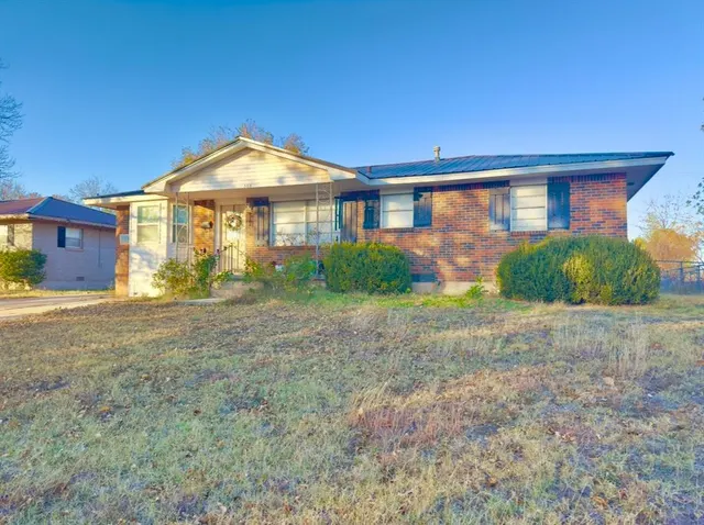 Photo 2 — 305 Gary Street, Mangum, OK 73554
