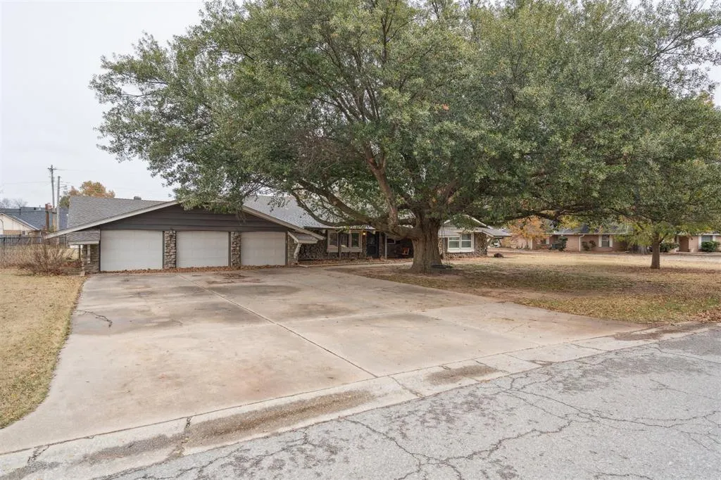 Photo 2 — 105 W Charlotte Drive, Oklahoma City, OK 73139
