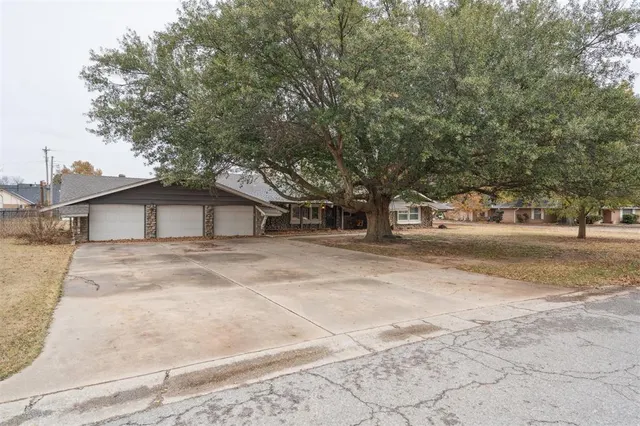 Photo 2 — 105 W Charlotte Drive, Oklahoma City, OK 73139