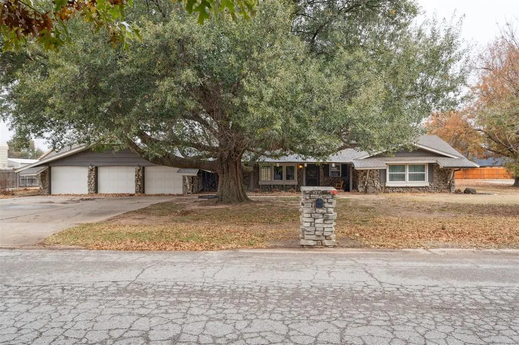 Front exterior — 105 W Charlotte Drive, Oklahoma City, OK 73139