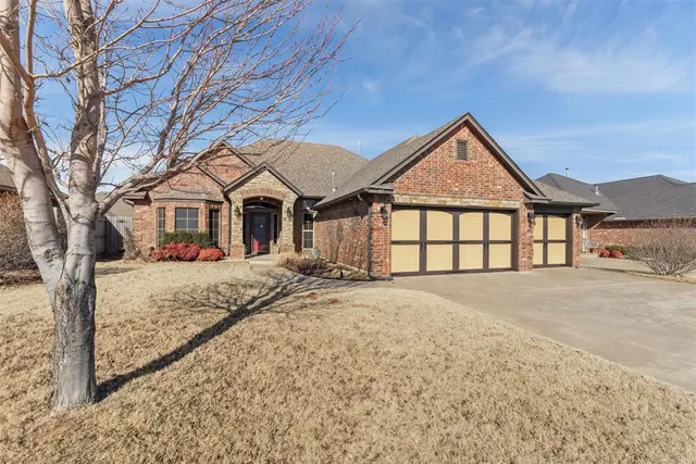 Photo 2 — 557 W Pine Rose Court Way, Mustang, OK 73064