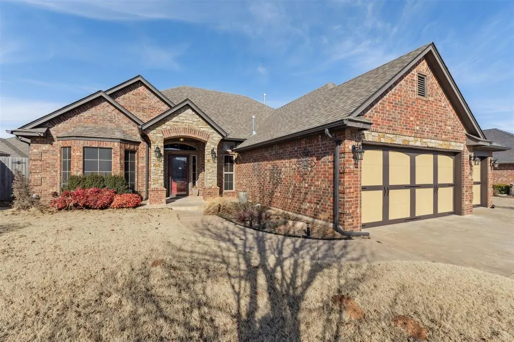 Photo 3 — 557 W Pine Rose Court Way, Mustang, OK 73064