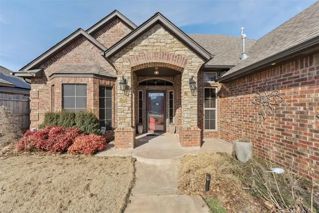 Photo 4 — 557 W Pine Rose Court Way, Mustang, OK 73064