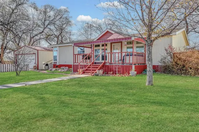 Photo 2 — 121 S Sycamore Avenue, Erick, OK 73645