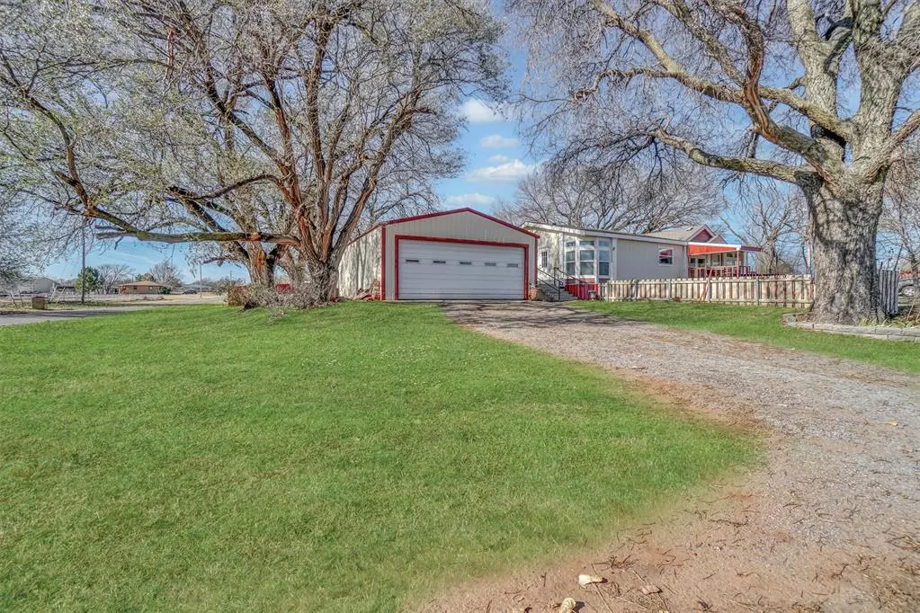 Photo 6 — 121 S Sycamore Avenue, Erick, OK 73645