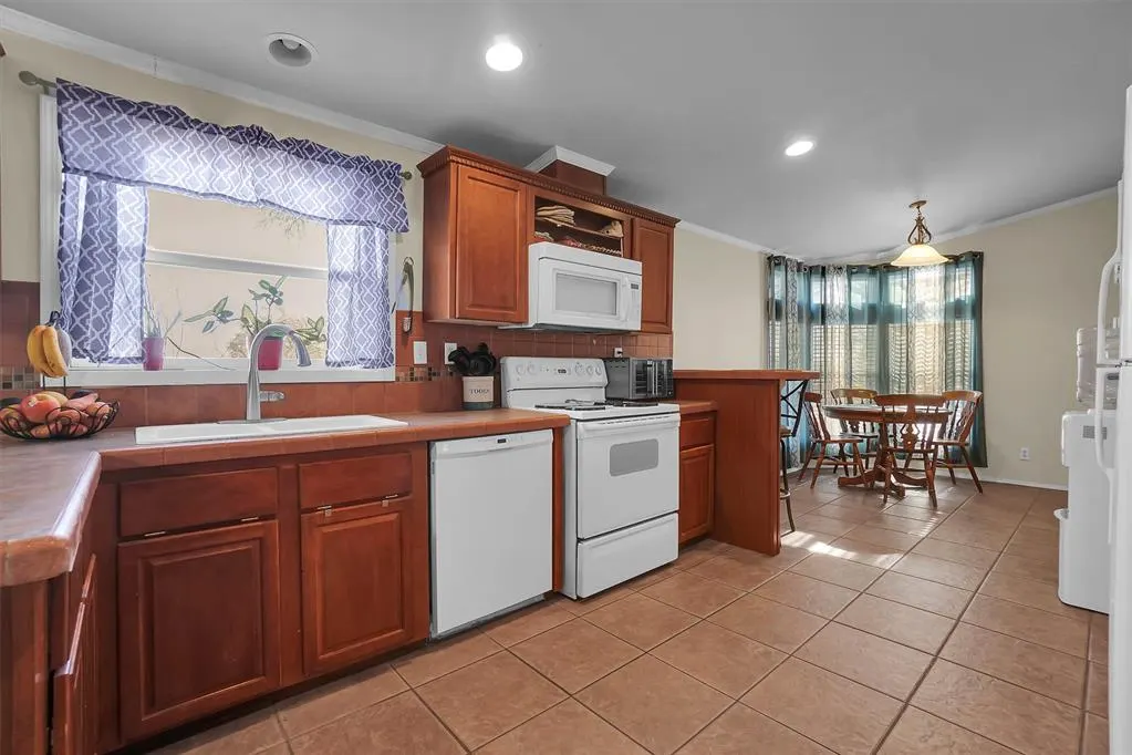 Photo 16 — 121 S Sycamore Avenue, Erick, OK 73645