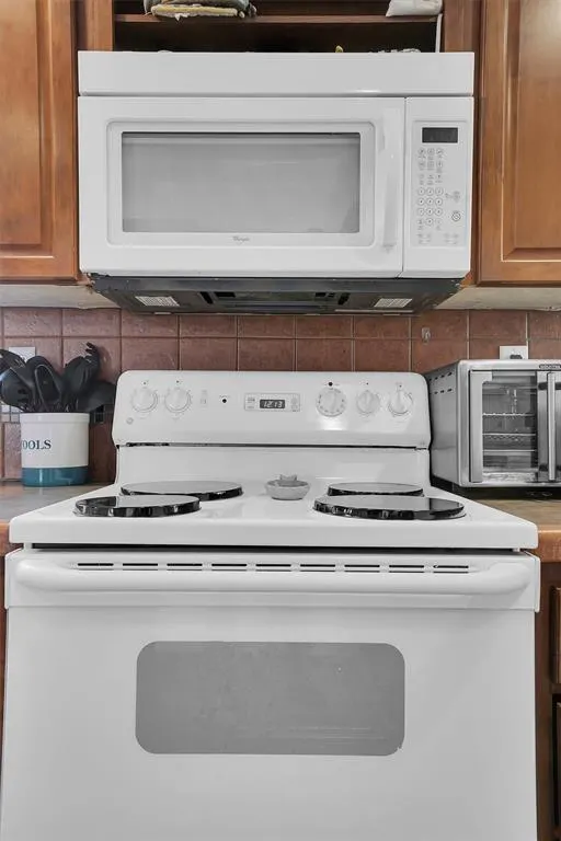Photo 20 — 121 S Sycamore Avenue, Erick, OK 73645