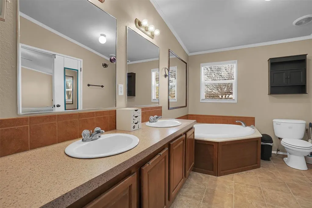 Photo 32 — 121 S Sycamore Avenue, Erick, OK 73645