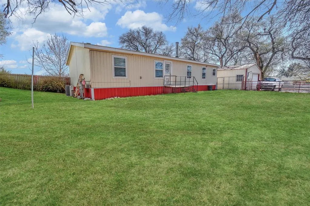 Photo 43 — 121 S Sycamore Avenue, Erick, OK 73645
