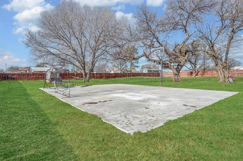 Photo 46 — 121 S Sycamore Avenue, Erick, OK 73645