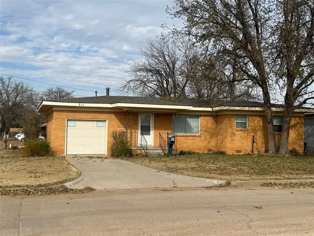 Front exterior — 711 W Martha Street, Altus, OK 73521