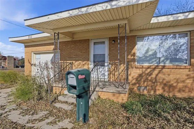 Photo 3 — 711 W Martha Street, Altus, OK 73521