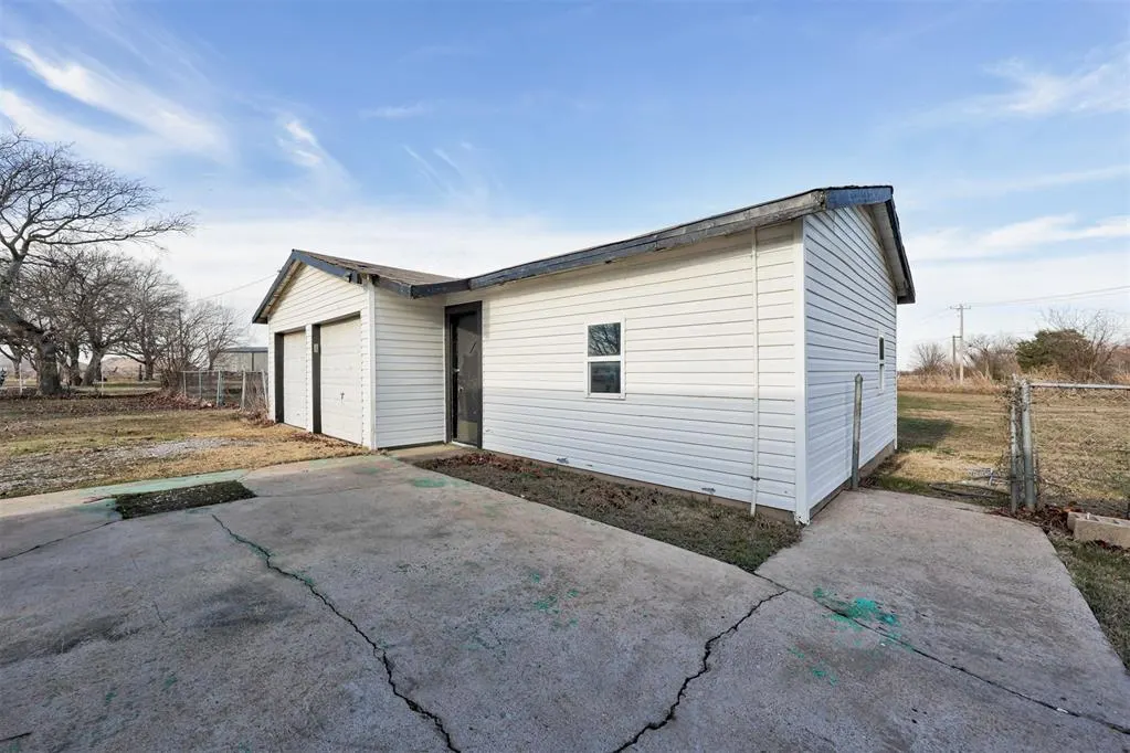 Photo 40 — 107 E Railroad Street, Wayne, OK 73095