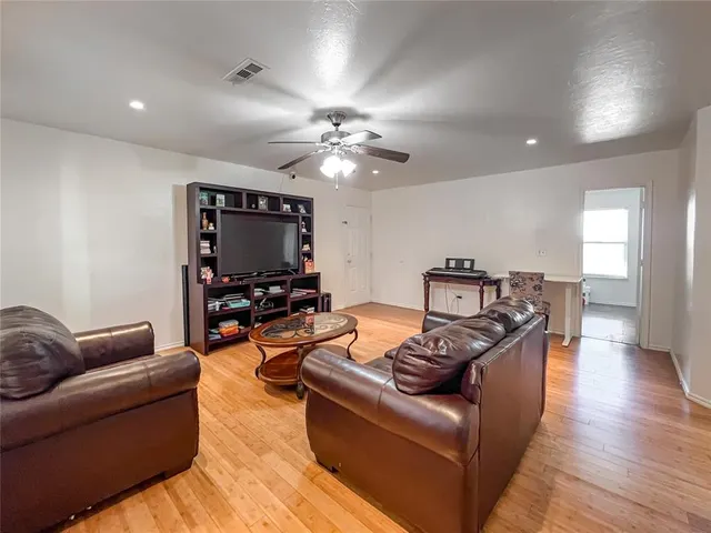 Photo 5 — 6141 Cielo Terrace, Oklahoma City, OK 73149