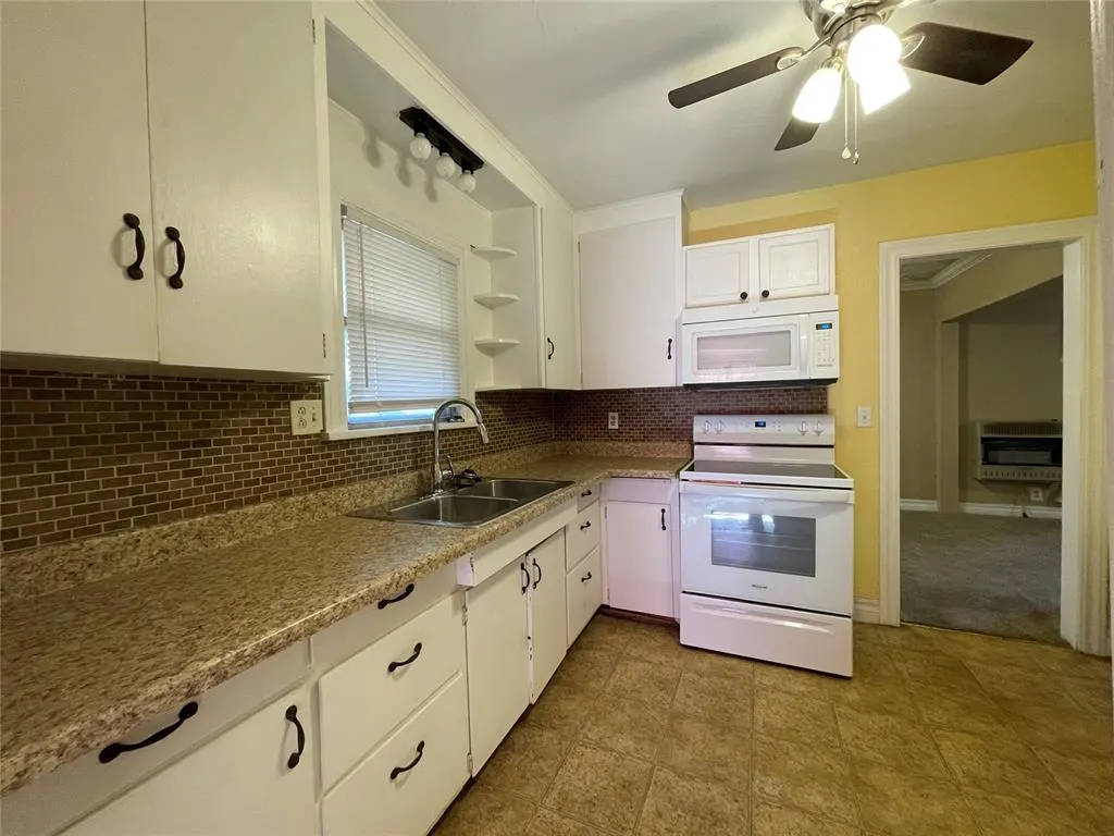 Photo 14 — 601 NW 3rd Street, Minco, OK 73059