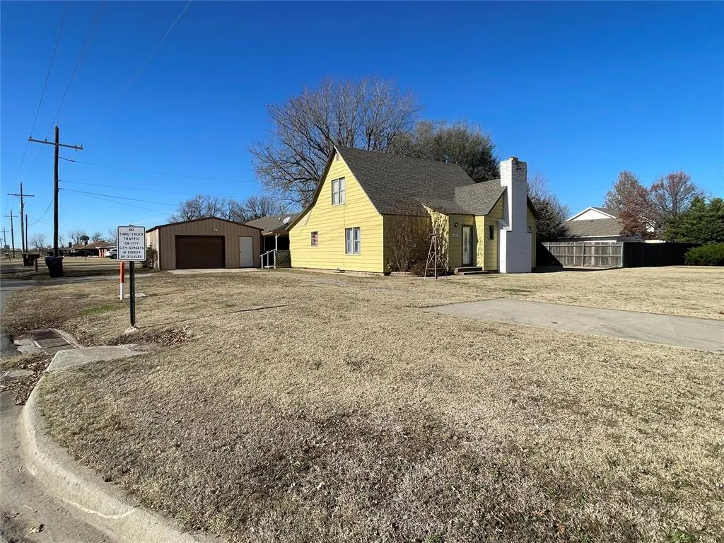 Photo 2 — 601 NW 3rd Street, Minco, OK 73059