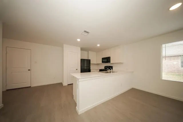 Photo 7 — 9204 SW 20th Street, Mustang, OK 73128