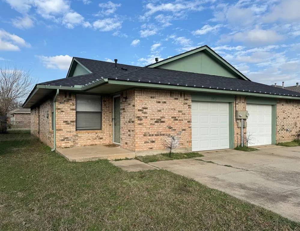 Photo 2 — 143 Barrett Place, Edmond, OK 73003