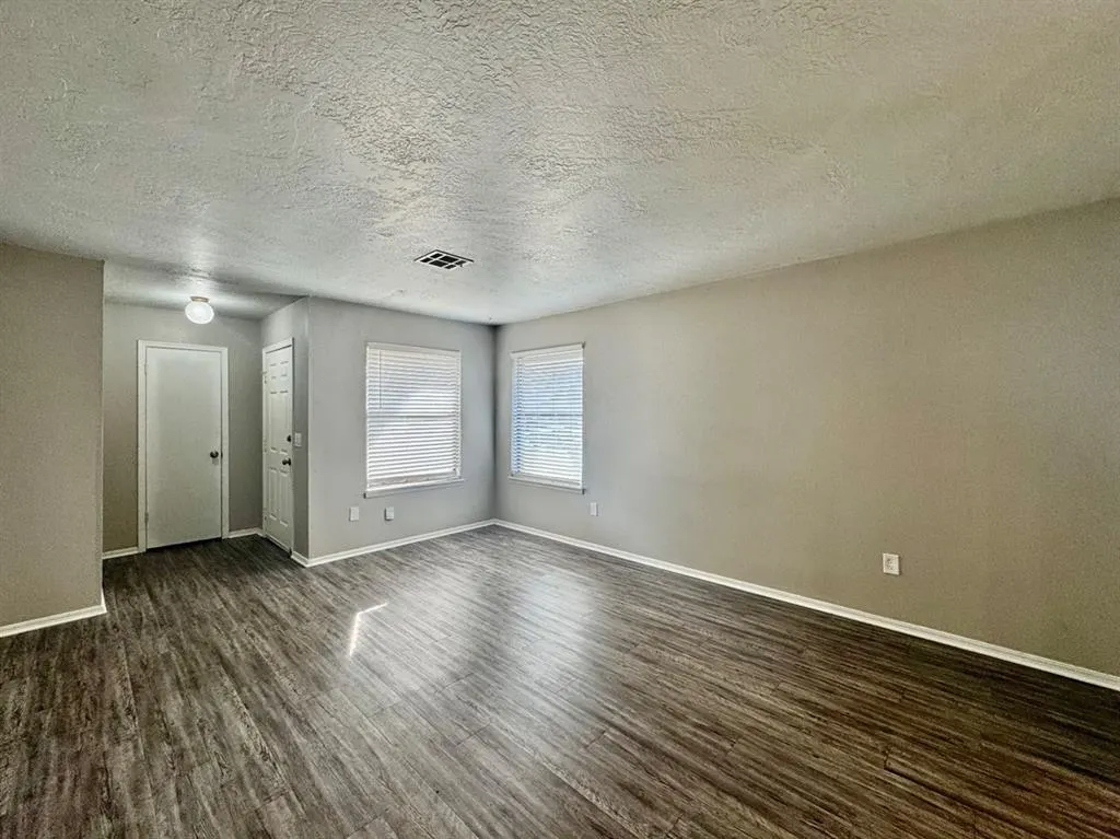 Photo 3 — 143 Barrett Place, Edmond, OK 73003