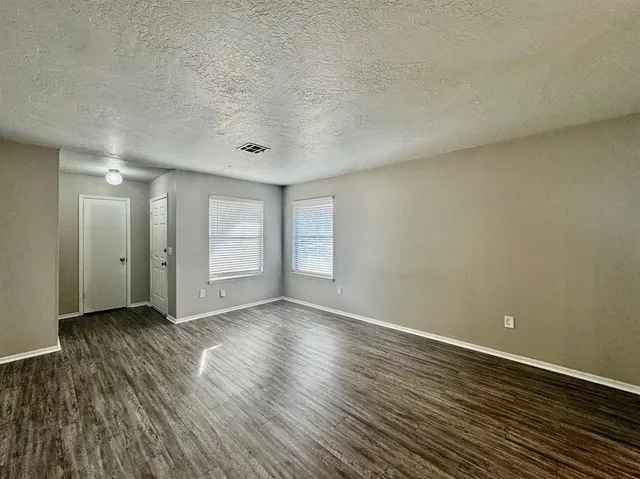 Photo 3 — 143 Barrett Place, Edmond, OK 73003