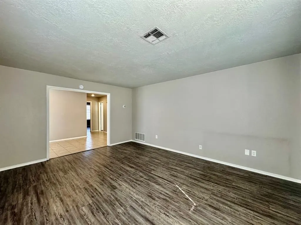 Photo 5 — 143 Barrett Place, Edmond, OK 73003