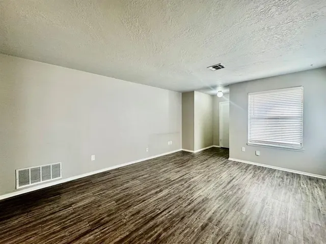 Photo 6 — 143 Barrett Place, Edmond, OK 73003