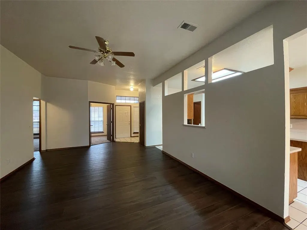 Photo 8 — 621 Gyrfalcon Drive, Norman, OK 73072