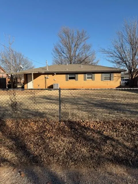 Photo 2 — 517 N 3rd Street, Weatherford, OK 73096