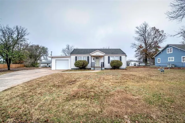 Photo 2 — 511 W 9th Street, Stroud, OK 74079
