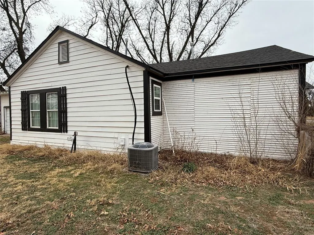 Photo 4 — 521 E Davis Street, Tipton, OK 73570