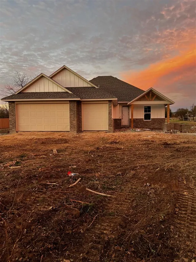 Photo 2 — 319 Cross Creek Circle, Ardmore, OK 73401
