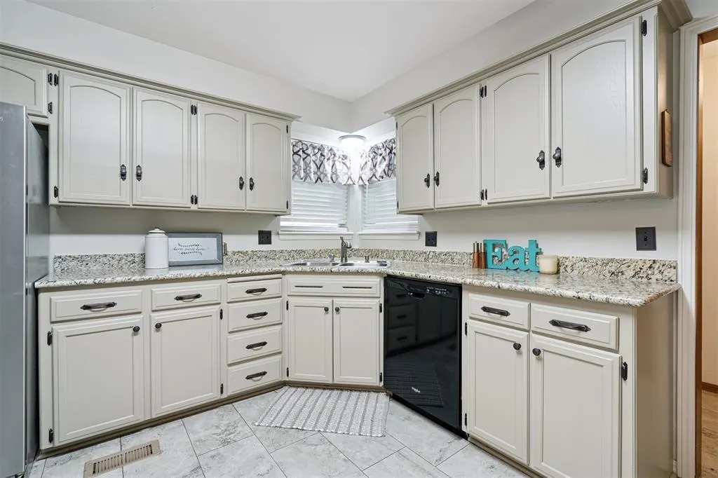Photo 11 — 1409 Woodland Way, Oklahoma City, OK 73127