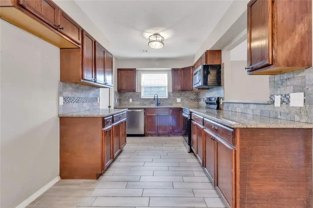 Photo 11 — 617 SW 71st Street, Oklahoma City, OK 73139